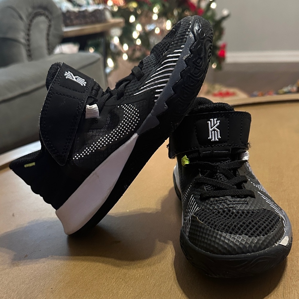 Nike Kyrie Flytrap Black and White Basketball Shoes
